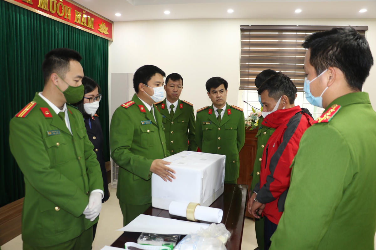 Lực lượng Công an mở niêm phong thùng đựng tang vật.