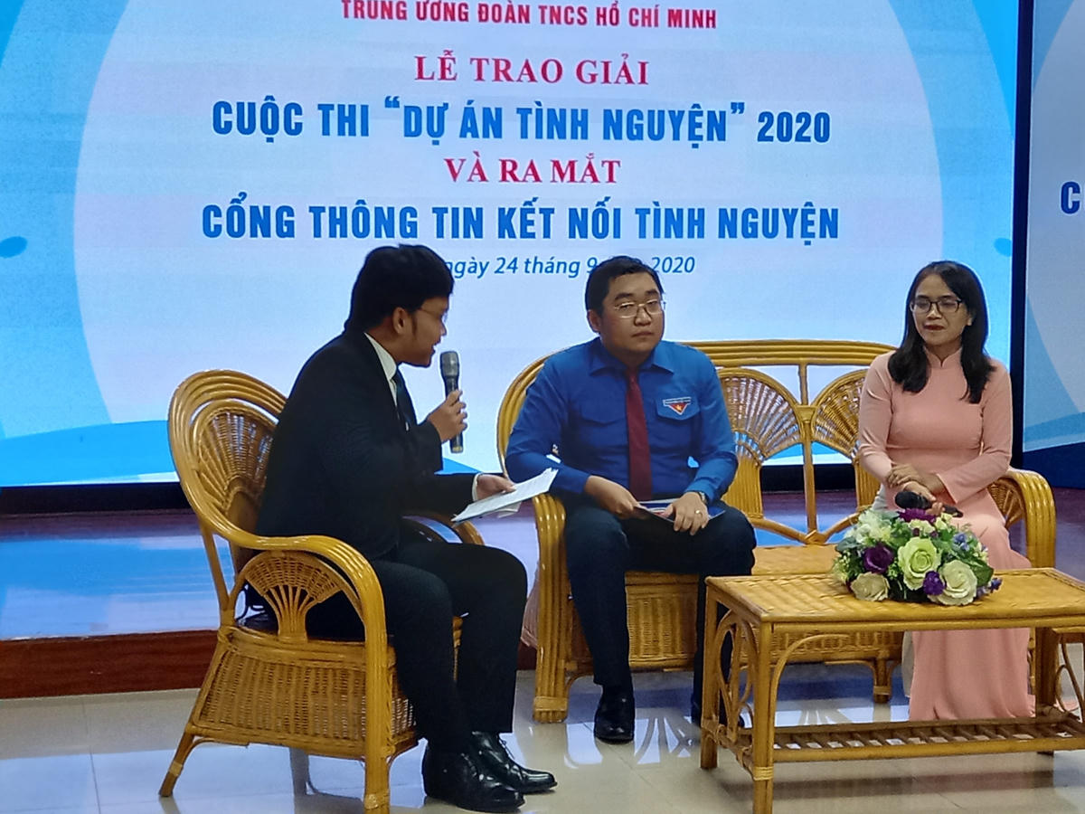 Giao lưu cùng các bạn thanh niên đạt giải.