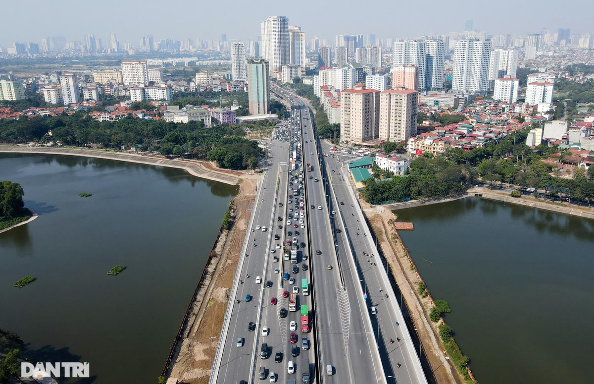 Tình trạng ùn tắc kéo dài đến tận nút giao bán đảo Linh Đàm (Hà Nội).  