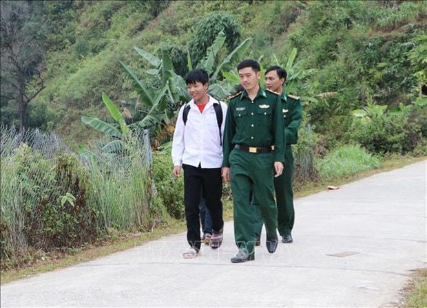 Các chú bộ đội đưa học sinh đến trường.
