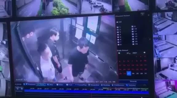 Hình ảnh nam thanh niên khạc nhổ trong thang máy chung cư, lấy khẩu trang lau miệng rồi treo lên lọ nước sát khuẩn được camera an ninh ghi lại.