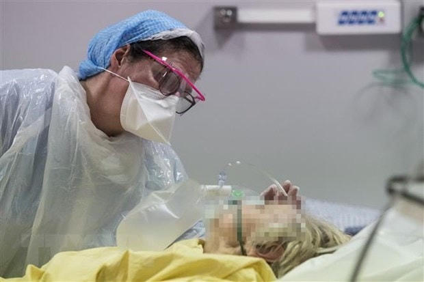 Nhân viên y tế điều trị cho bệnh nhân Covid-19 tại bệnh viện ở Colmar, Pháp. (Ảnh: AFP/TTXVN).