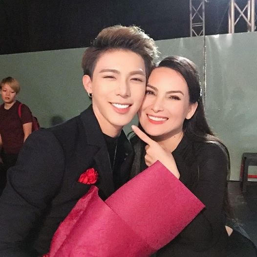 Erik từng có cơ hội biểu diễn chung cùng ca sĩ Phi Nhung tại chương trình "Cặp đôi hoàn hảo".