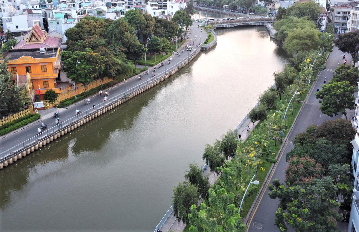 Kênh Nhiêu Lộc - Thị Nghè (nhìn từ trên cao) đang gấp rút triển khai giai đoạn 2 để hoàn toàn hồi sinh.