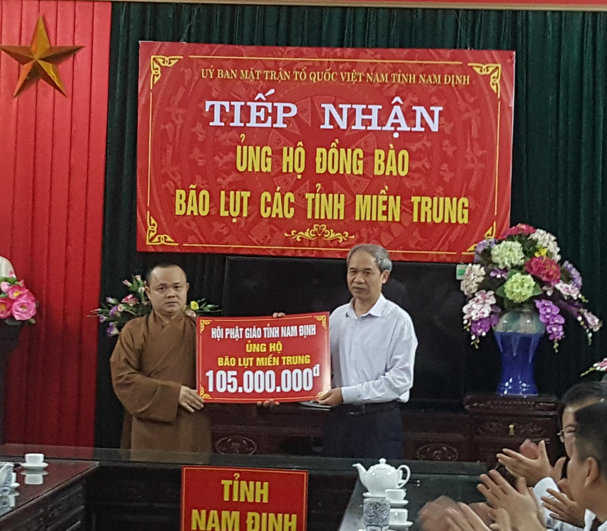 Tăng, Ni, Phật tử Nam Định tham gia ủng hộ.