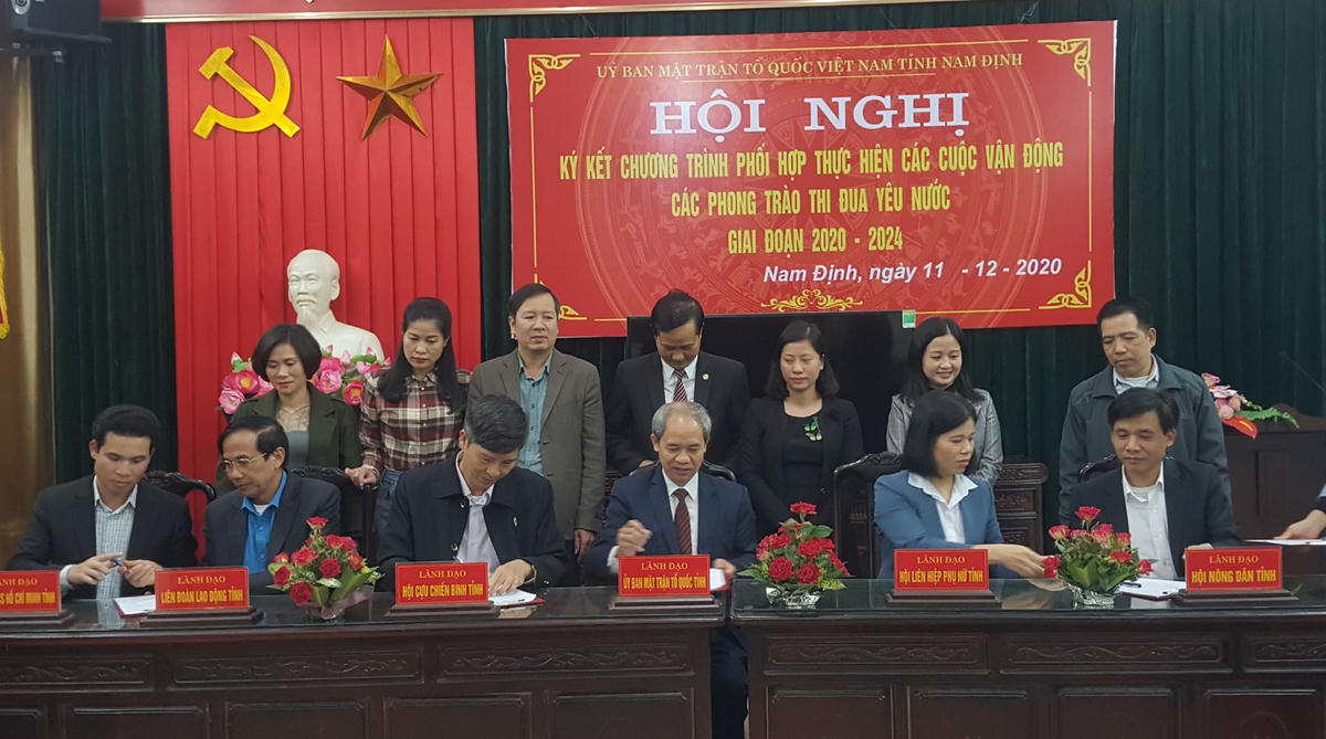 Chủ tịch Ủy ban MTTQ Việt Nam tỉnh Nam Định Đoàn Văn Hùng (ngồi giữa) cùng lãnh đạo Hội Nông dân, Hội Phụ nữ, Hội Cựu chiến binh, Liên đoàn Lao động, Đoàn Thanh niên tỉnh thực hiện ký kết.