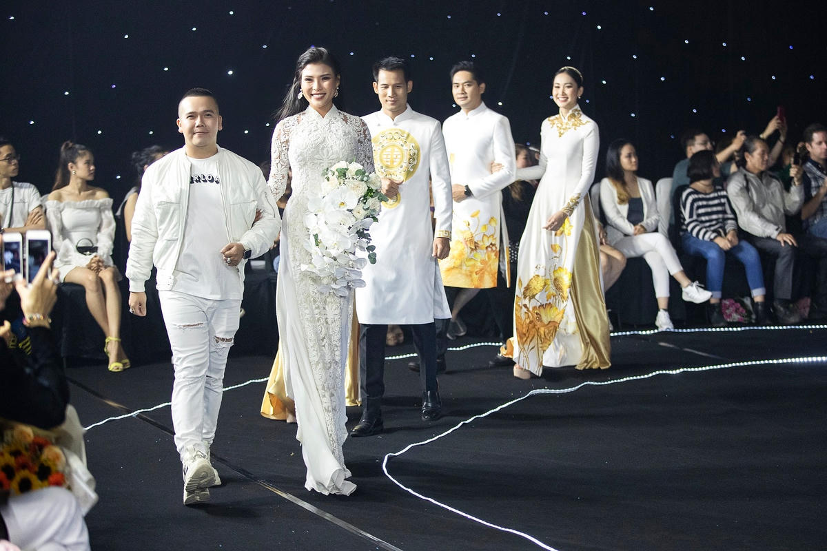 NTK Minh Châu cùng các người mẫu tham gia show diễn.