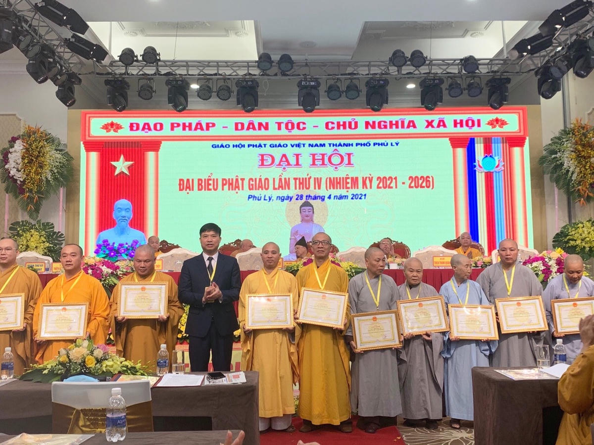 Các Tăng, Ni nhận Giấy khen.