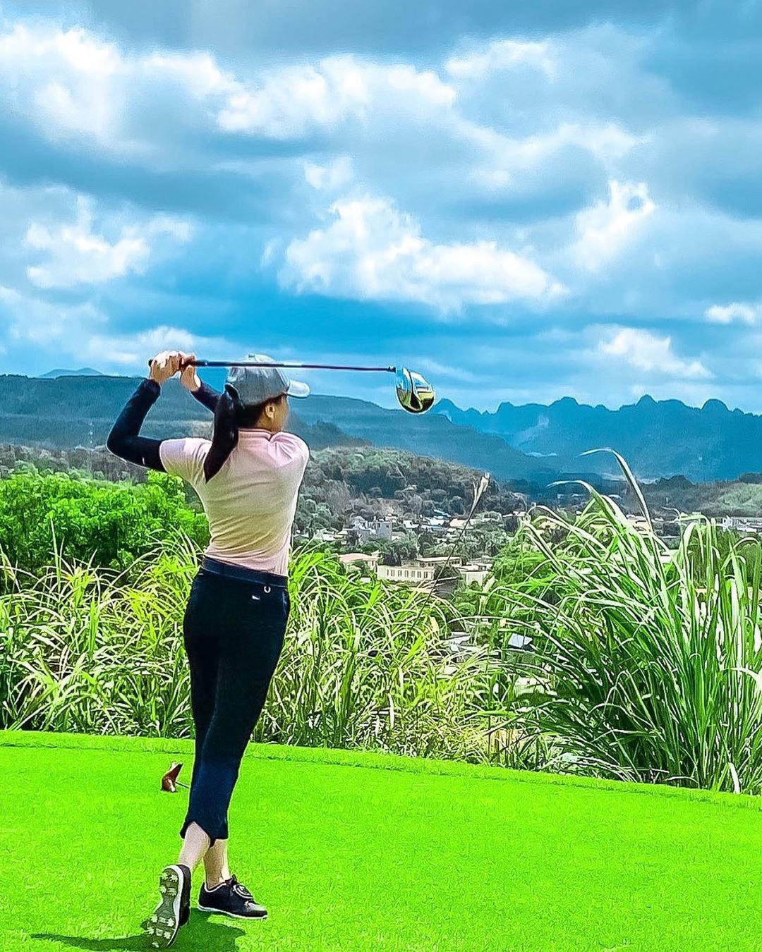 BTV Mai Ngọc chơi golf tại FLC Golf Club Ha Long (Ảnh: @maingoc).