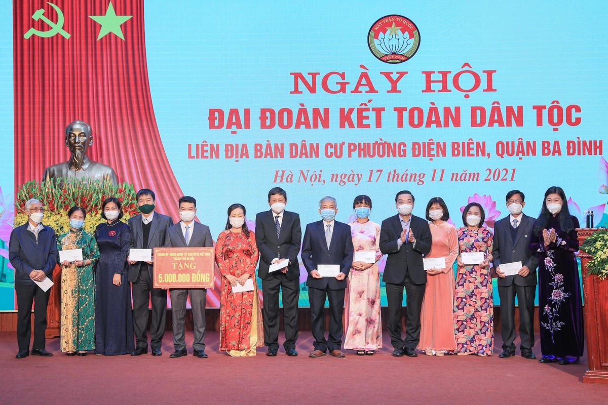 Đại diện lãnh đạo thành phố Hà Nội tặng quà tại Ngày hội.
