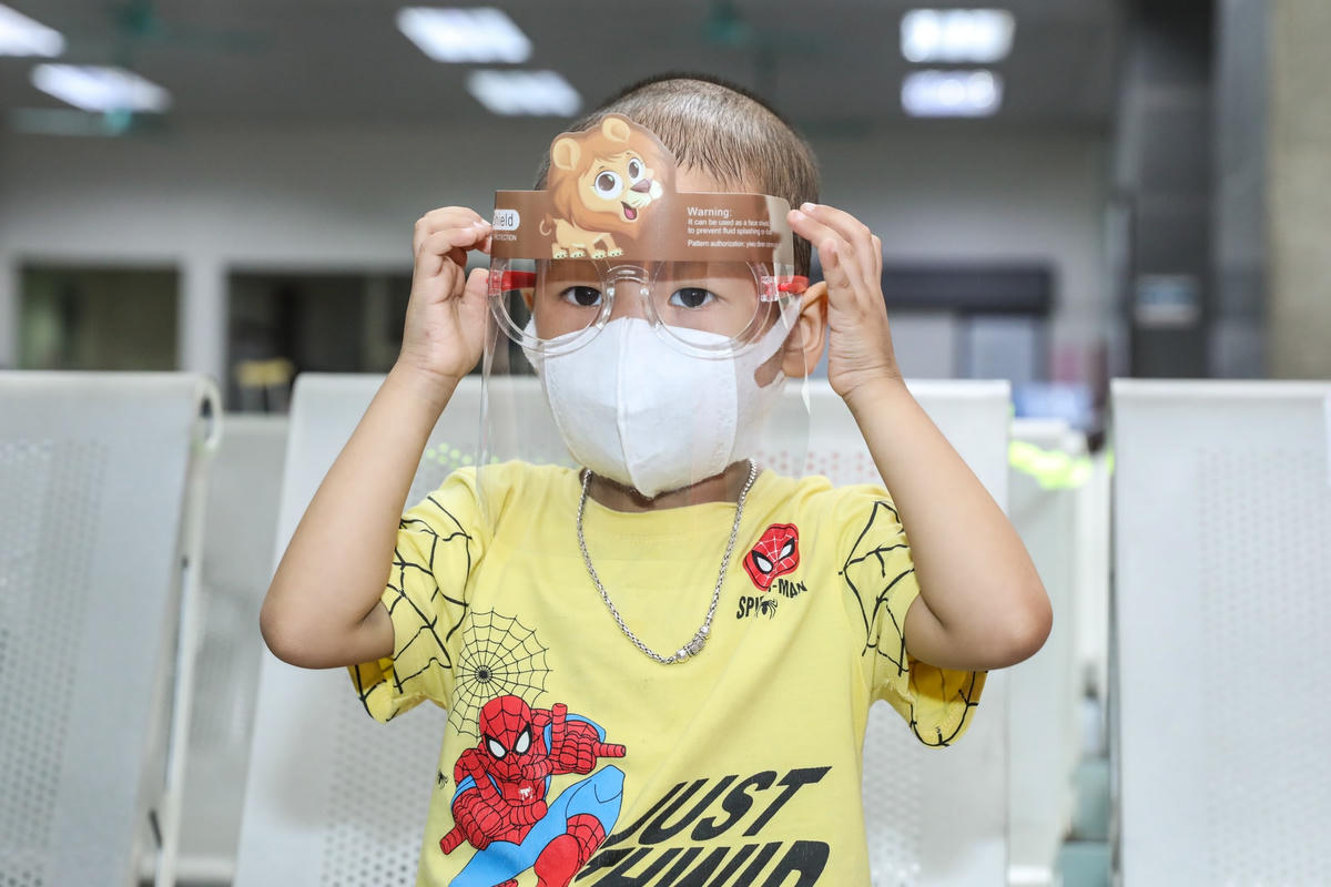 Những bệnh nhi tại Viện Huyết học và Truyền máu trung ương nhận quà từ chương trình “Cơm cho người nghèo trong đại dịch” của Báo Đại Đoàn Kết. Ảnh Quang Vinh.