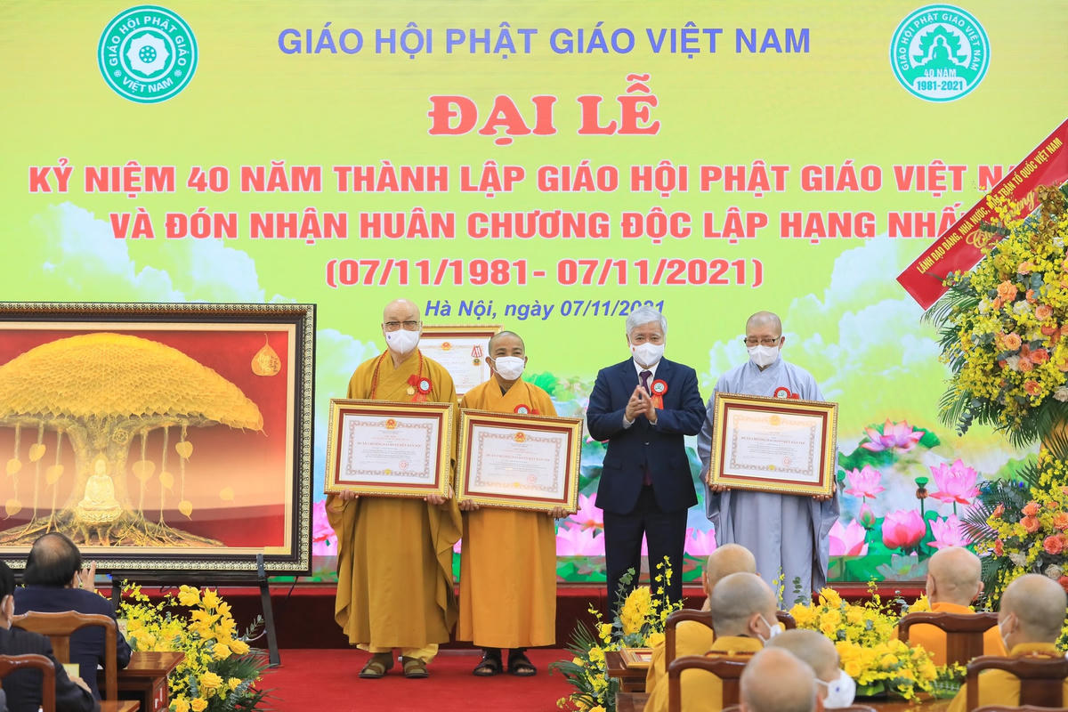 Chủ tịch UBTƯ MTTQ Việt Nam Đỗ Văn Chiến trao Huân chương Đại đoàn kết dân tộc cho các cá nhân tại Đại lễ.