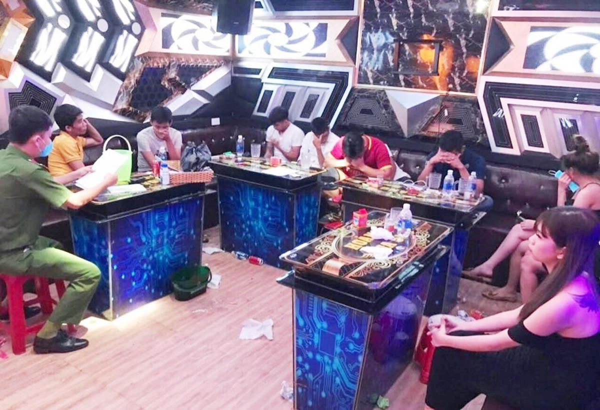 Lực lượng Công an phát hiện các khách sử dụng ma túy trong quán karaoke. (Ảnh CA cung cấp).