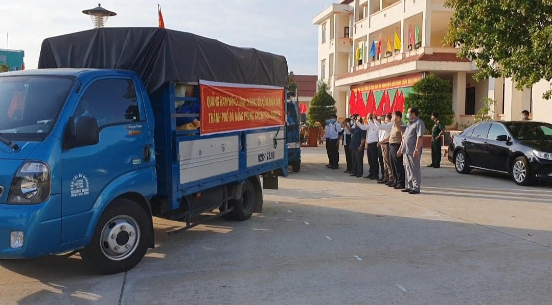 Vận chuyển nông sản thực phẩm ra giúp người dân vùng dịch Đà Nẵng.