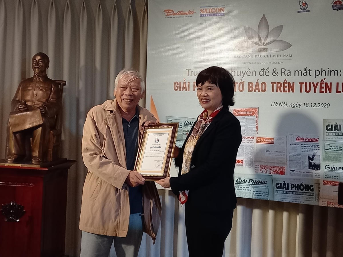 Ông Phương Hà nhận chứng nhận hiến tặng kỷ vật.