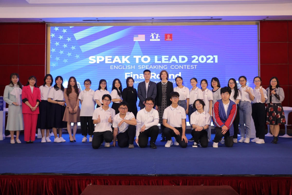 Các thành viên của 6 đội tham giai cuộc thi hùng biện tiếng Anh Speak to Lead 2021.