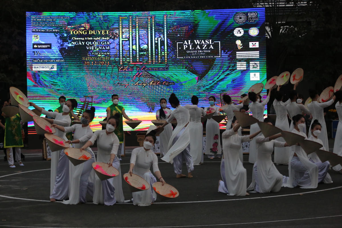 Cũng theo Thứ trưởng, đây cũng là chương trình đầu tiên có số lượng nghệ sĩ tham gia đông đảo nhất trong tất cả các kỳ triển lãm thế giới mà Việt Nam tham gia. Các diễn viên tham gia là những nghệ sĩ tài năng nhất được lựa chọn từ các nhà hát của Bộ VHTTDL.