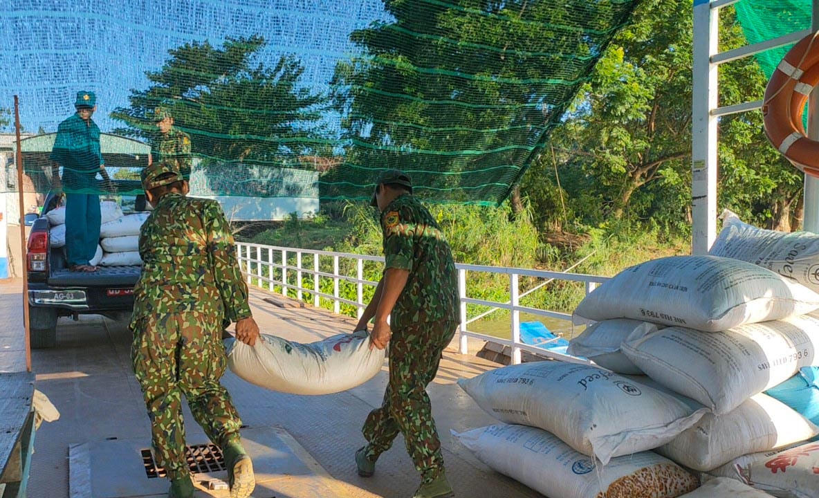 Vận chuyển tang vật về kho tạm giữ.