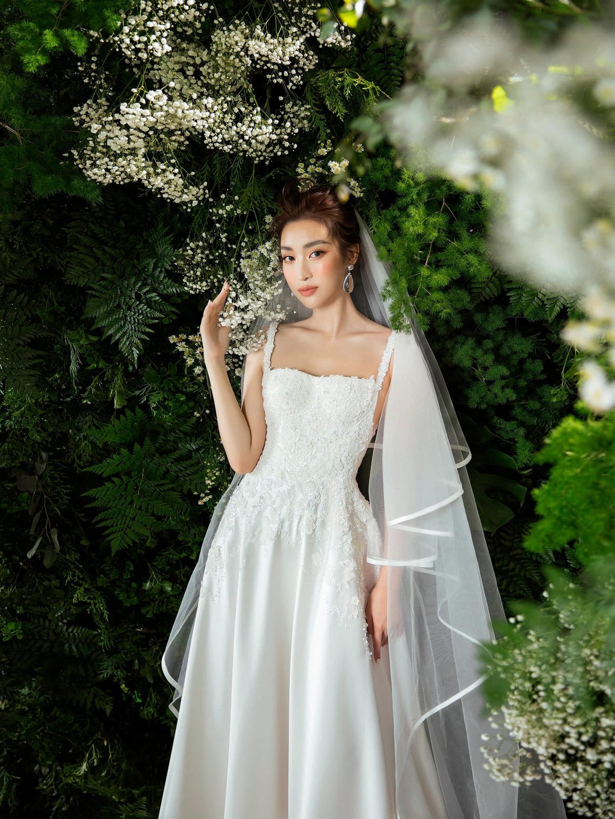 Hoa hậu Đỗ Mỹ Linh đẹp rạng ngời khi làm cô dâu