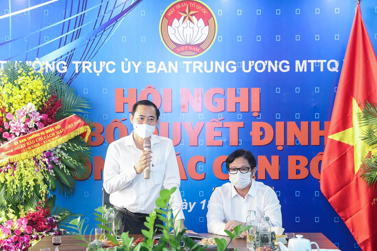 Phó Trưởng ban Nội chính Trung ương Nguyễn Thái Học và Quyền Tổng Biên tập Báo Đại Đoàn Kết Lê Anh Đạt. Ảnh: Quang Vinh.