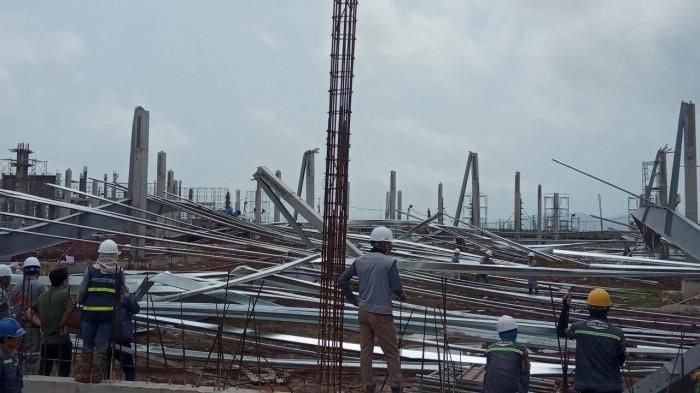 Hàng ngàn mét vuông giàn giáo đang thi công tại KCN Texhong Hải Hà đã bị đổ sập hoàn toàn.