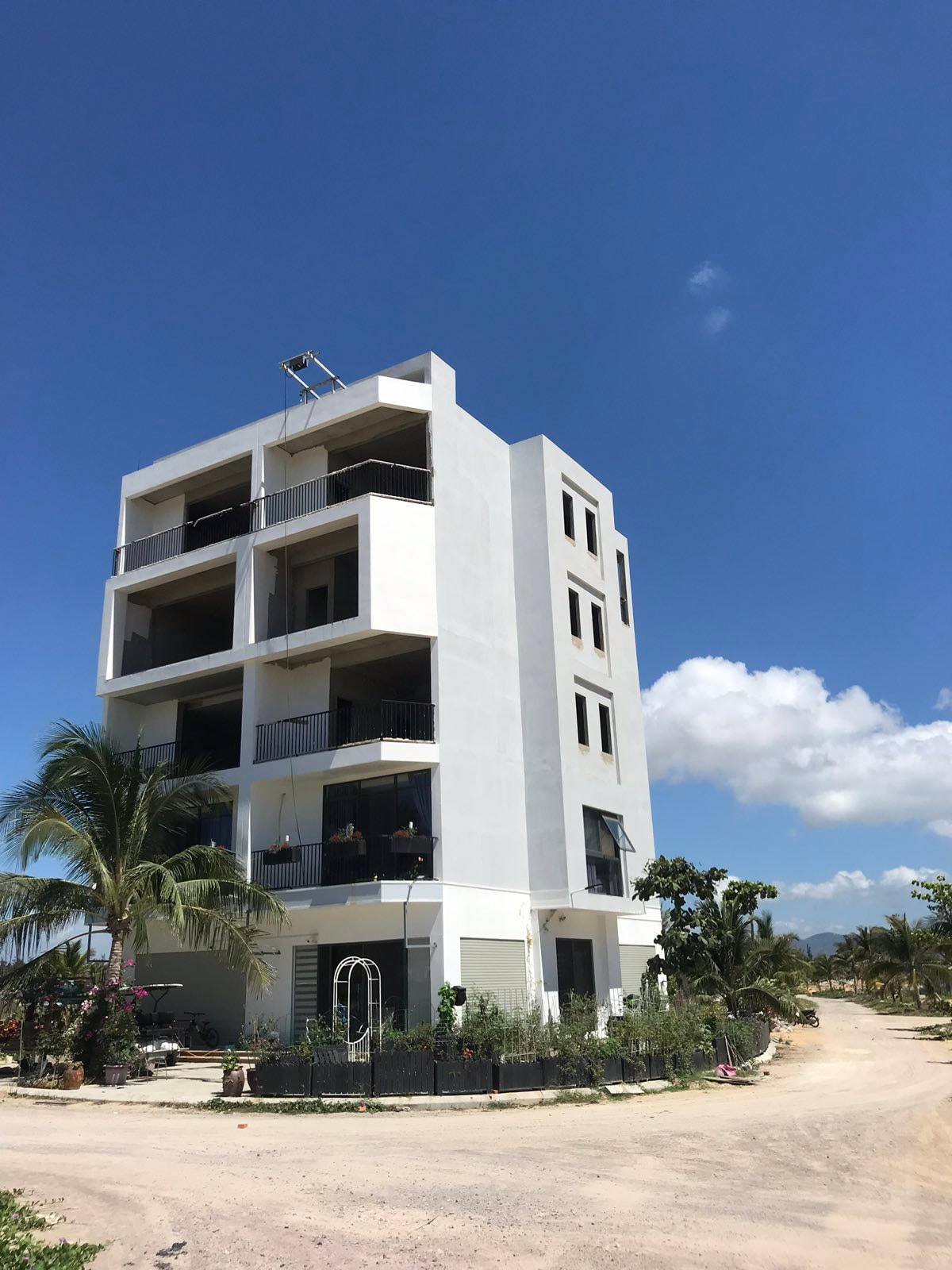 Chủ đầu tư đang tiến hành bàn giao những căn shophouse xây thô hoàn thiện mặt ngoài tại FLC Lux City Quy Nhon