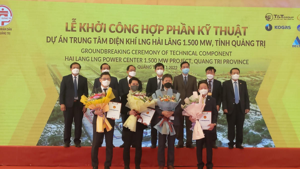 Lãnh đạo tỉnh Quảng Trị trao giấy chứng nhận đăng ký đầu tư cho các nhà đầu tư.