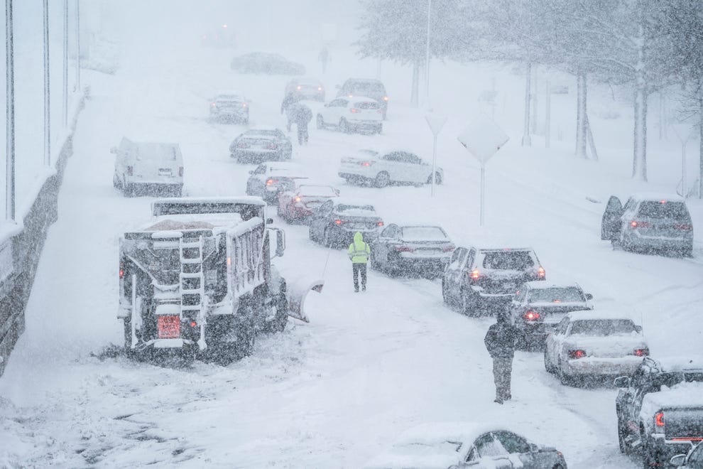 Ô tô và xe đẩy tuyết bị kẹt cứng ở hạt Arlington, bang Virginia ngày 3/1/2022. Ảnh: USA Today.