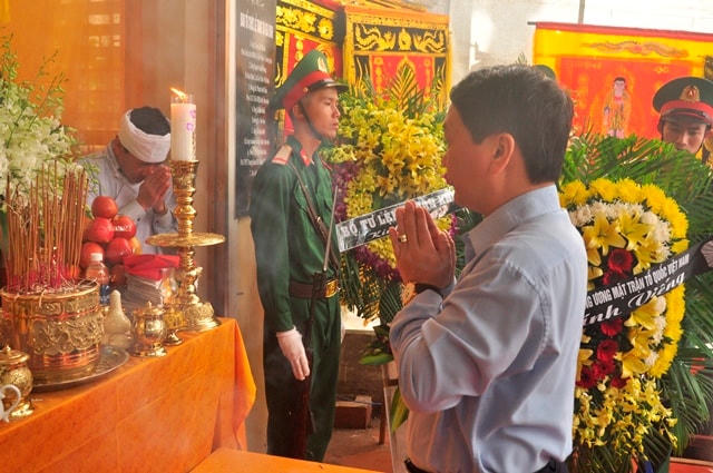Viếng trung úy Lê Hải Đức, trợ lý kế hoạch, Phòng Tham mưu - Kế hoạch (trú quán tại xã Lộc Ninh, TP. Đồng Hới).