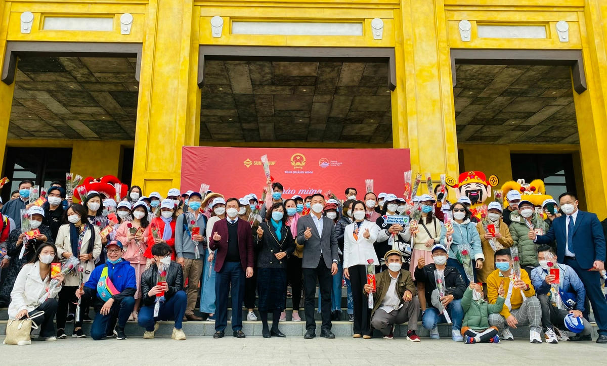 Đoàn khách du lịch lữ hành đầu tiên "xông đất" du lịch Quảng Ninh.