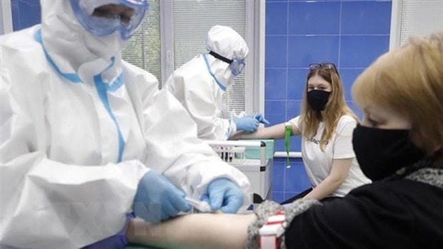 Tiêm phòng vaccine ngừa bệnh Covid-19 cho người dân ở Nga. (Nguồn: Moskva News Agency/TTXVN).  