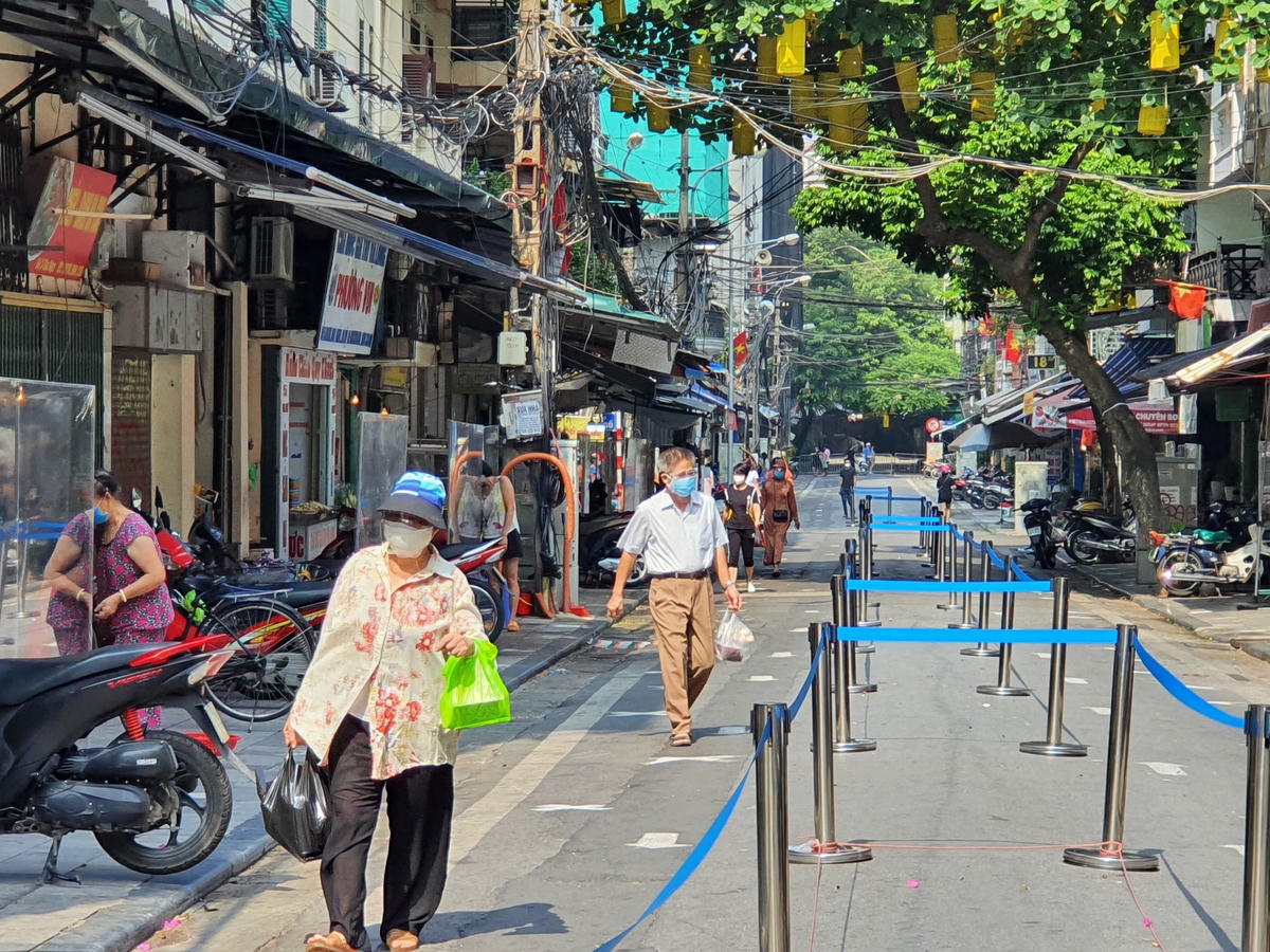 Tuy nhiên, cũng theo ghi nhận, lượng người đến chợ khá ít, không còn không khí mua bán tấp nập như mọi khi.