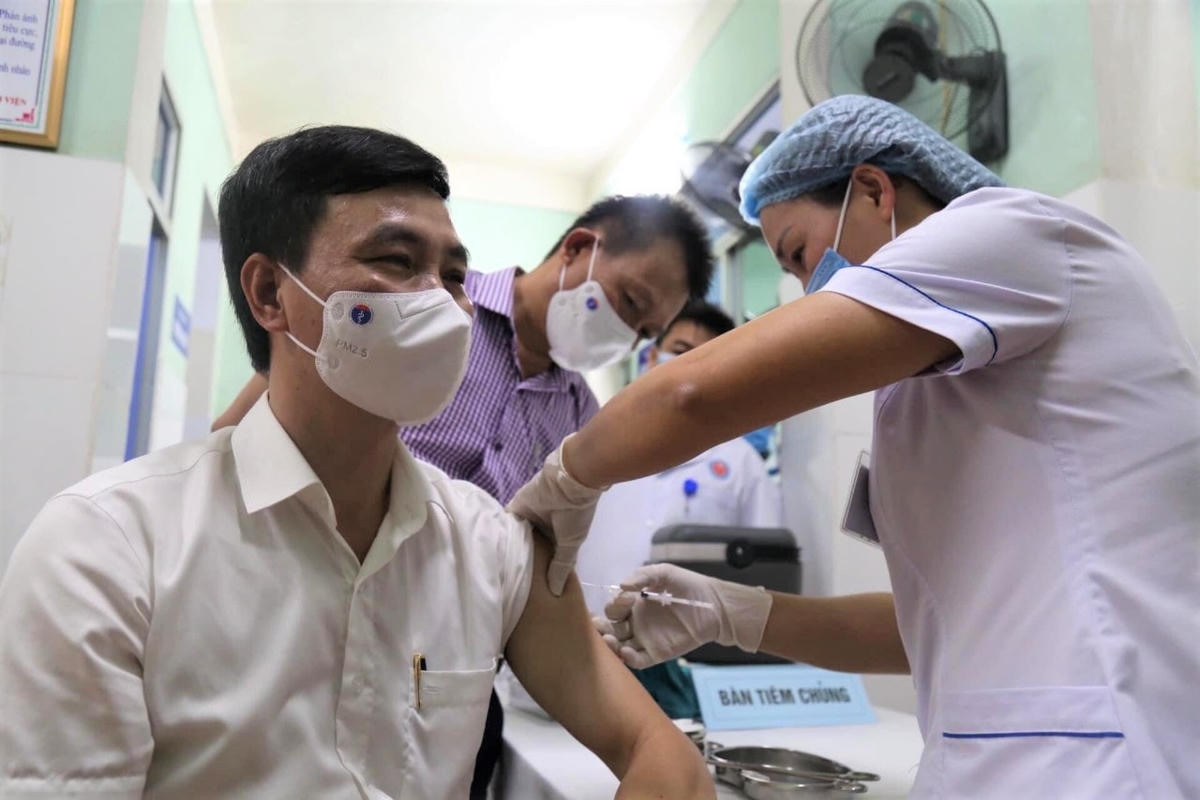 Ông Nguyễn Đức Cường, Giám đốc Sở Y tế Quảng Bình là người đầu tiên tiêm vaccine Covid–19.