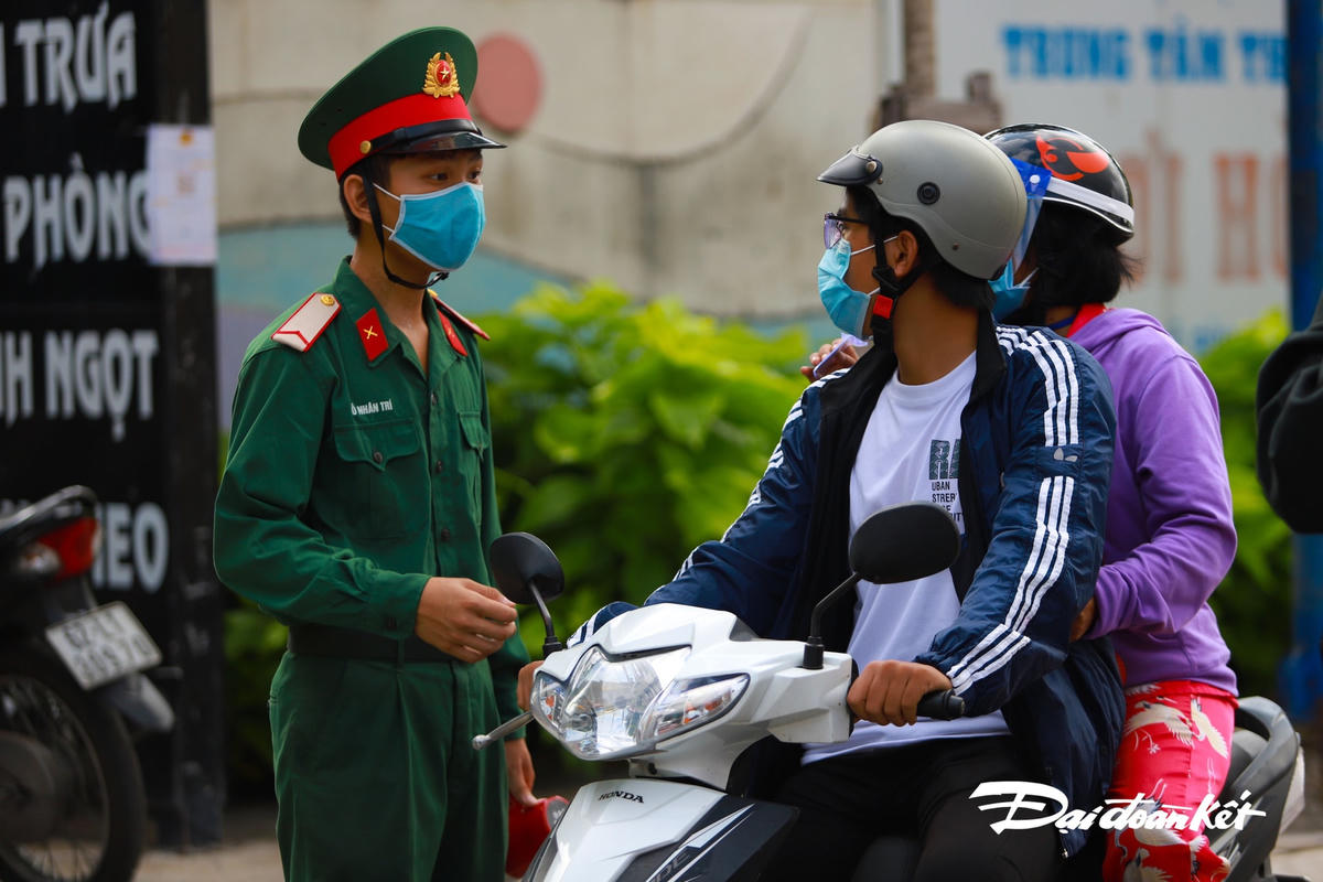 Lực lượng quân đội hỗ trợ kiểm tra chốt trên đường Phạm Hùng, huyện Bình Chánh.