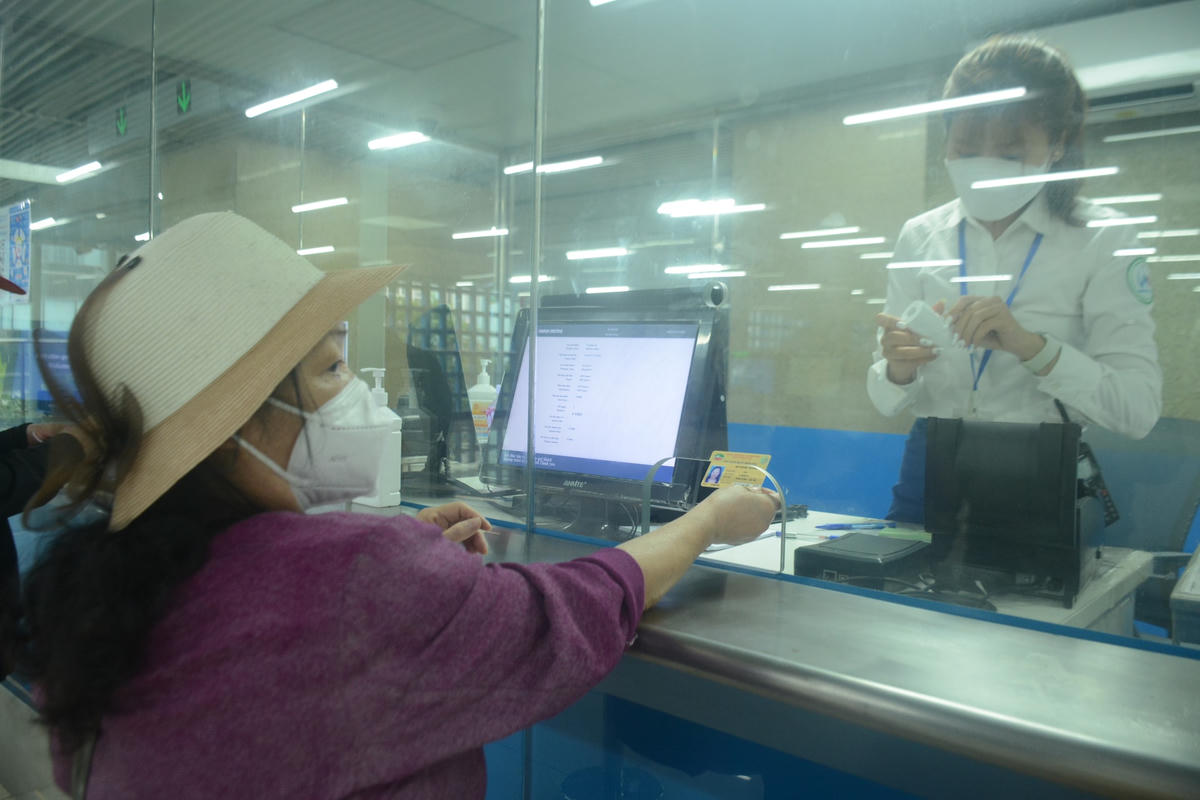 Đáng chú ý, nhiều người đã được cấp thẻ đi xe buýt miễn phí của Trung tâm quản lý giao thông công cộng Hà Nội tới quầy mua vé đưa thẻ miễn phí xe buýt để được phát thẻ phúc lợi 0 đồng như 15 ngày đi miễn phí.