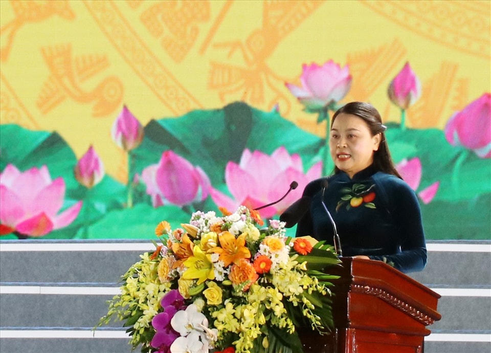 Bà Nguyễn Thị Thu Hà trình bày diễn văn tại lễ kỷ niệm.