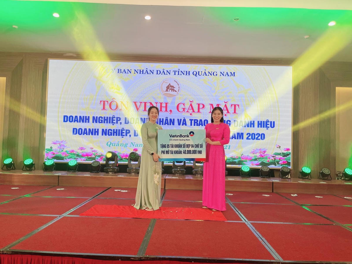 Một đơn vị tài trợ tặng thưởng trong ngày vinh danh doanh nhân.