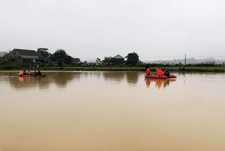 Lực lượng chức năng tìm kiếm thi thể nạn nhân bị lũ cuối trôi tại huyện Nam Đàn.