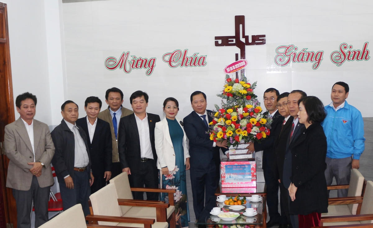 Lãnh đạo tỉnh Bình Định thăm và chúc mừng Ban đại diện Hội Thánh Tin Lành Việt Nam (miền Nam) tỉnh, và Mục sư Nguyễn Ngọc Bình, Trưởng Ban Đại diện Hội Thánh Tin Lành tỉnh Bình Định, quản nhiệm Nhà thờ Khu 6