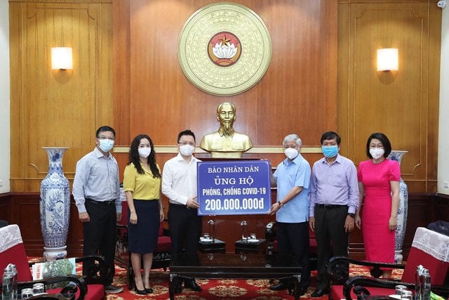 Bí thư Trung ương Đảng, Chủ tịch UBTƯ MTTQ Việt Nam Đỗ Văn Chiến tiếp nhận ủng hộ từ Báo Nhân Dân.