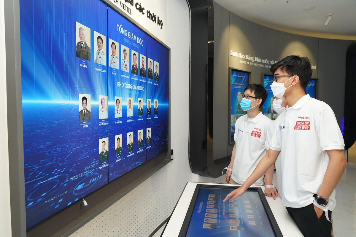 Các tân thực tập sinh tham quan tại Bảo tàng số Viettel.