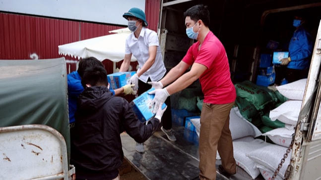 Ủy ban MTTQ Việt Nam thành phố Hà Nội hỗ trợ nhu yếu phẩm thiết yếu cho nhiều hộ nghèo, người có hoàn cảnh khó khăn. Ảnh: Mạnh Hùng.