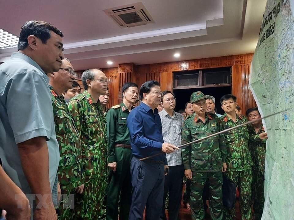 Phó Thủ tướng Trịnh Đình Dũng, Trưởng Ban chỉ đạo Trung ương về công tác tìm kiếm cứu nạn họp chỉ đạo công tác tìm kiếm 53 người mất tích do bị vùi lấp tại huyện miền núi Nam Trà My, tỉnh Quảng Nam vào chiều tối ngày 28/10. (Nguồn: TTXVN).