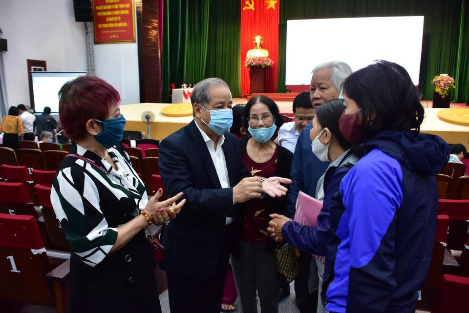 Nguyên Chủ tịch UBND tỉnh Thừa Thiên-Huế Phan Ngọc Thọ trao đổi với người dân. Ảnh: Ngọc Minh.