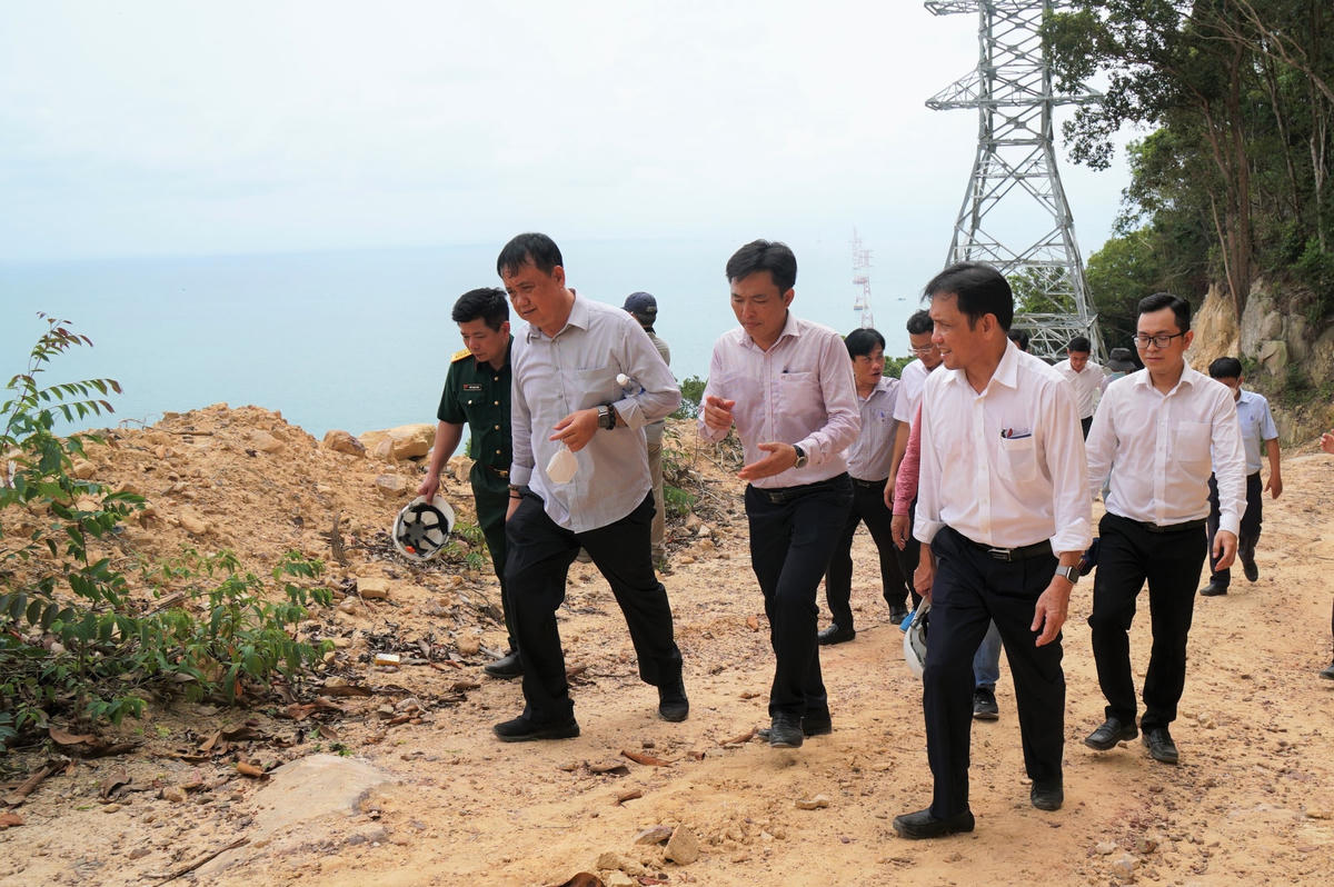 Đoàn kiểm tra hiện trường thi công một số vị trí vướng mắc do công tác giải phóng mặt bằng tại bờ Phú Quốc.
