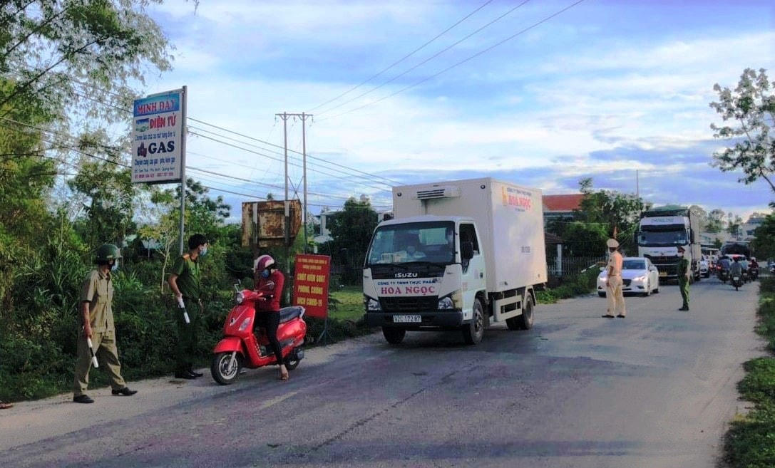 CSGT TP Tam Kỳ hướng dẫn xe đưa đón công dân về khu cách ly.