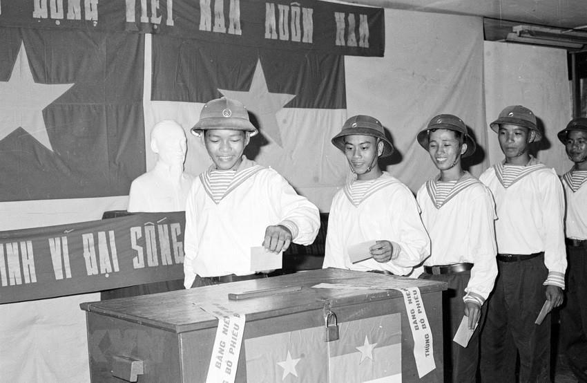Cán bộ, chiến sỹ hải quân Hạm đội 147 tham gia bầu cử Quốc hội thống nhất, ngày 25/4/1976 tại hòm phiếu 512, khu vực 4 Thành phố Sài Gòn (từ 2/7/1976 được đổi tên là Thành phố Hồ Chí Minh). (Ảnh: Ngọc Đản/TTXVN).