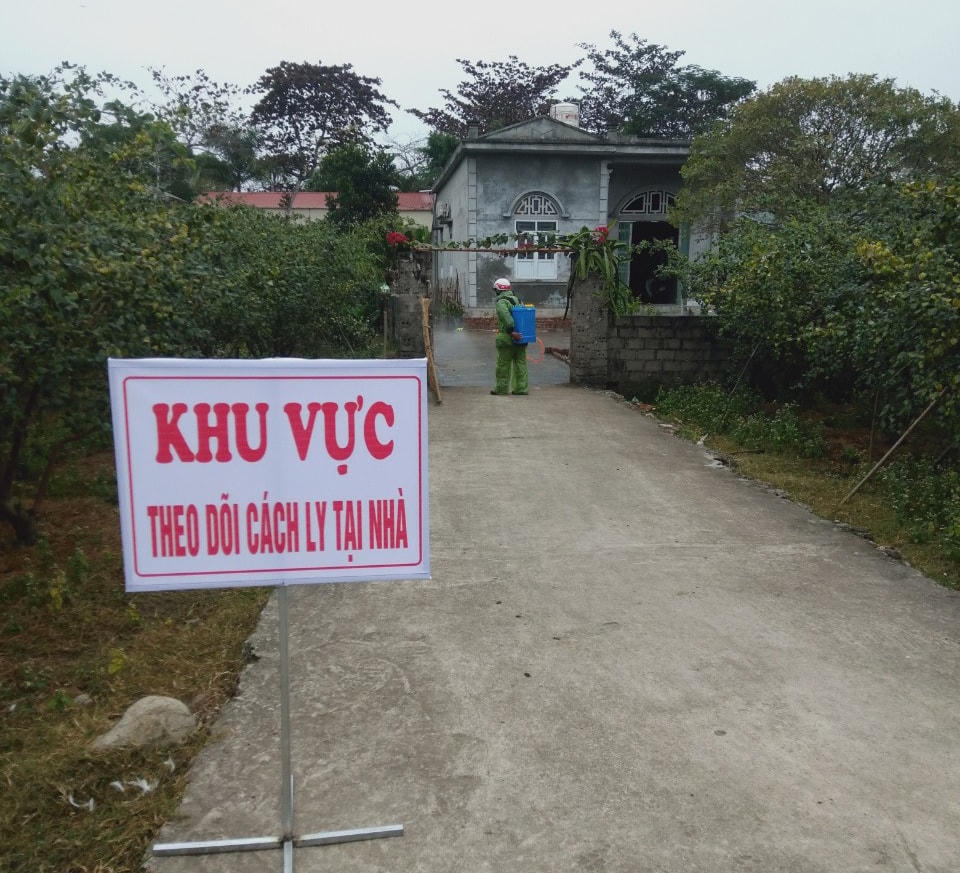 Lực lượng chức năng tiến hành phun thuốc khử khuẩn khu vực gia đình Y để đảm bảo công tác phòng chống dịch