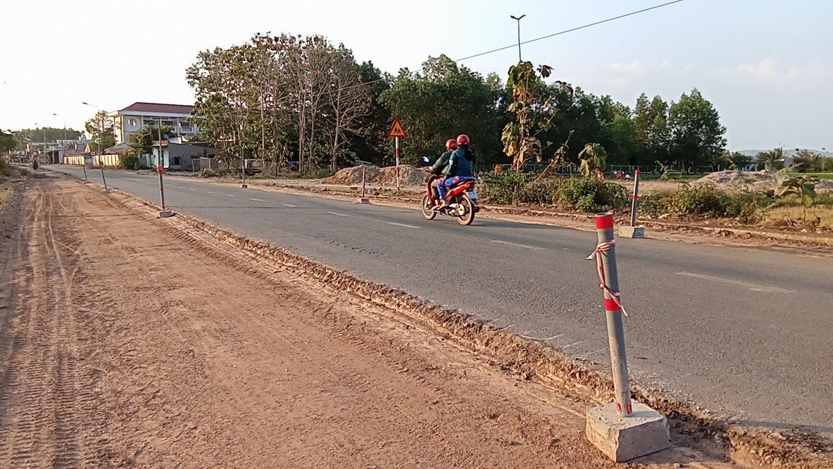 Trên một đoạn đường dài nhưng không có 1 đoạn dây cảnh báo rào chắn nào. 