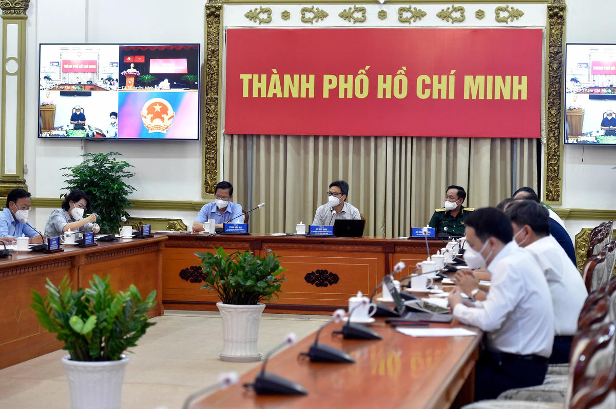 Tổ Công tác, lãnh đạo TP HCM đã bàn và thống nhất về sự cần thiết phải huy động thêm những F0 đã khỏi bệnh, đủ sức khoẻ tham gia hỗ trợ phòng, chống dịch và các hoạt động cần thiết khác. Ảnh: VGP/Đình Nam.